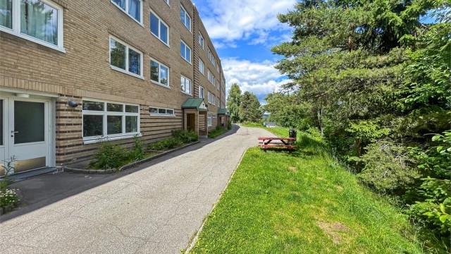 Borettslaget byr på romslige grøntområder mellom blokkene – perfekt for både lek, rekreasjon og hyggelige uteopphold.
