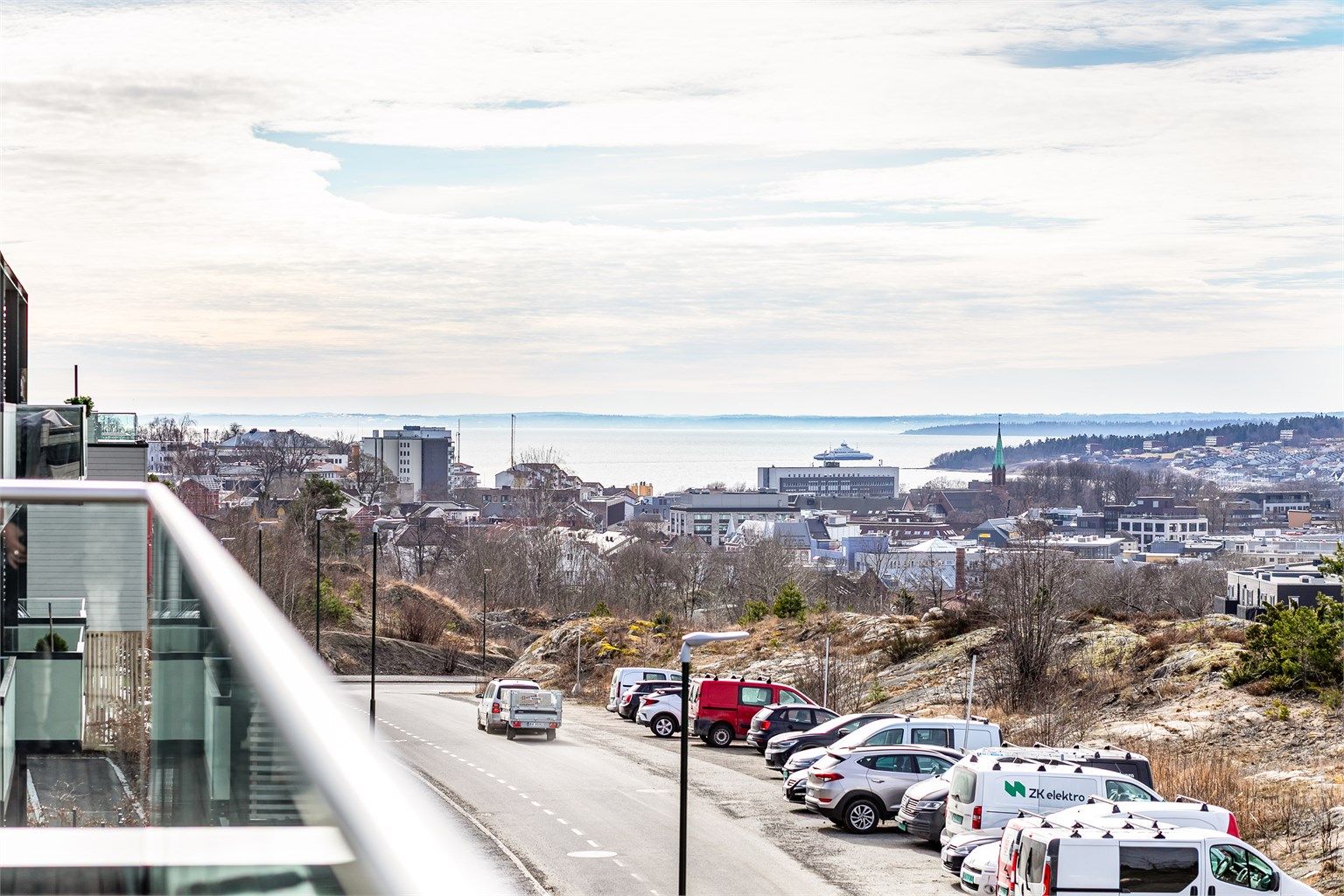 På klarværsdager ser du helt til Åsgårdstrand på andre siden av fjorden. Her fremhevet med zoom.