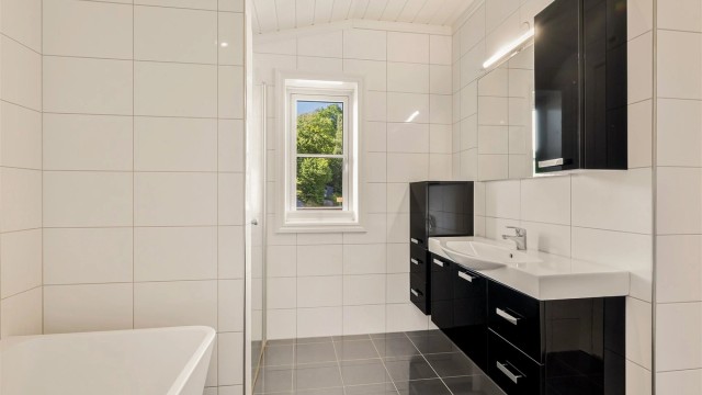 Badet innenfor hovedsoverommet