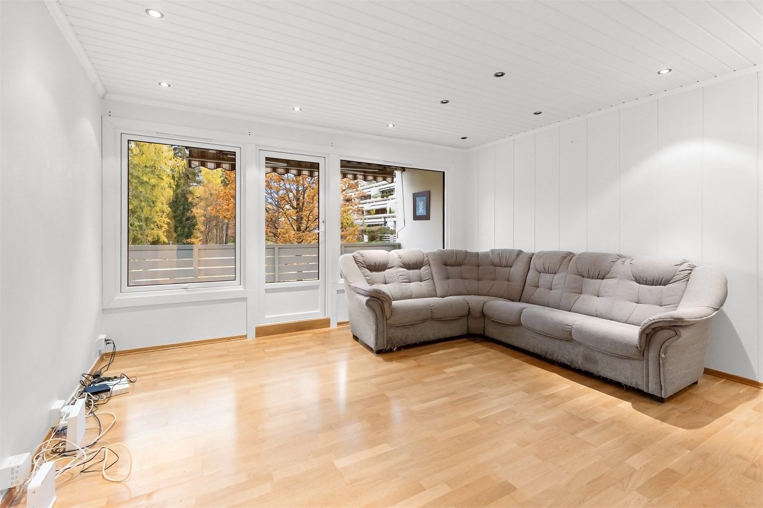 Lys og hyggelig stue med store vindusflater og godt med naturlig lys