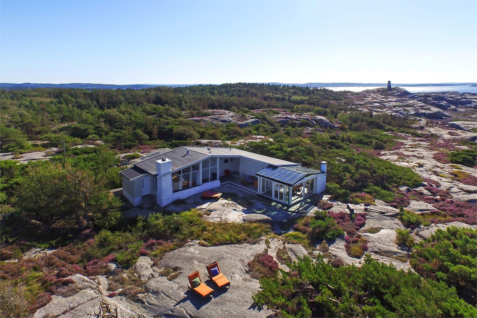 Blant et knippe fritidseiendommer er denne usjenert beliggende lengst syd, omgitt av svaberg og lav vegetasjon.