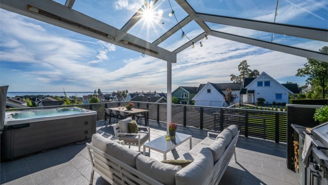 Boligen har flotte uteplasser og ikke minst en fantastisk utsikt mot sjøen og Oslofjorden.