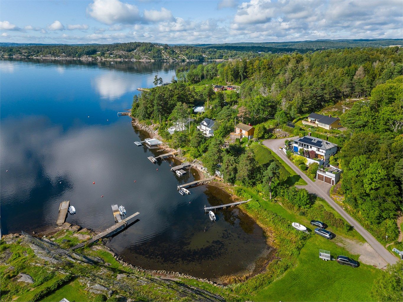 Med flotte naturområder tilliggende tomten har du fantastiske muligheter til hyggelig opplevelser i skogen og langs kysten. 