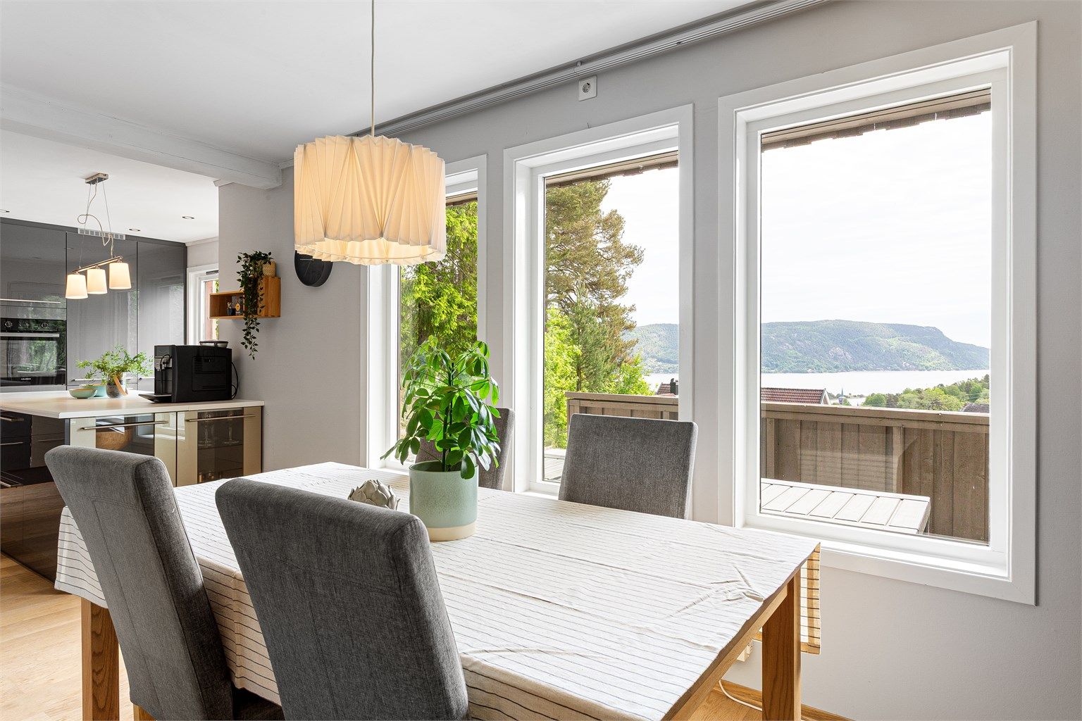 Fra spiseplassen kan man nyte utsikten mot fjorden.