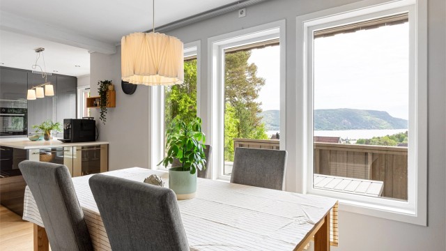 Fra spiseplassen kan man nyte utsikten mot fjorden.