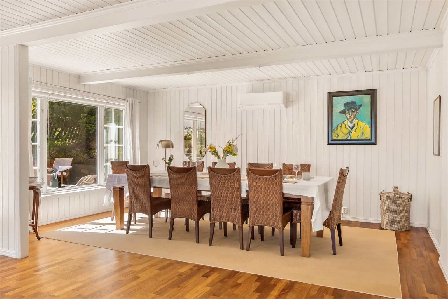 Spisestuen har plass til stort langbord for sosiale sammenkomster.