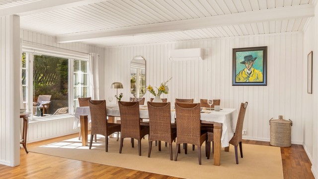 Spisestuen har plass til stort langbord for sosiale sammenkomster.