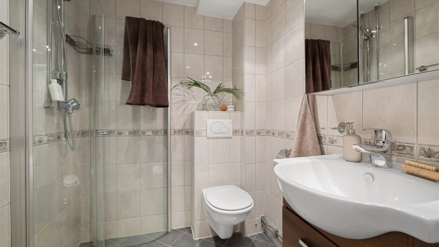 Pent, flislagt baderom med varmekabler, downlights i himling og opplegg for vaskemaskin