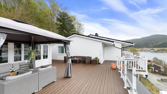 Terrassen strekker seg langs store deler av fasaden mot sørvest.
