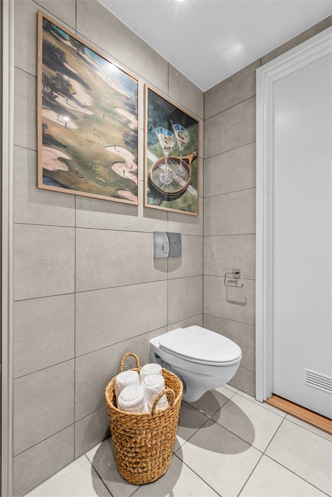 Moderne og tidløse materialvalg på badet.