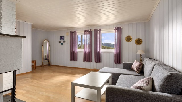 I kjelleren finner du en romslig peisestue med gulvvarme. Rommet er ikke godkjent for varig opphold.