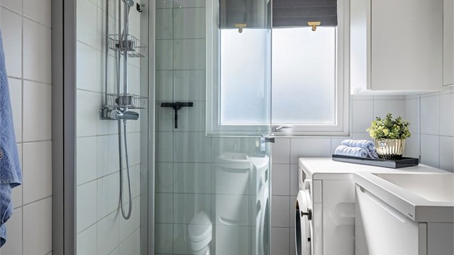 Innredet med dusjhjørne med svingbare glassdører. Opplegg for vaskemaskin.