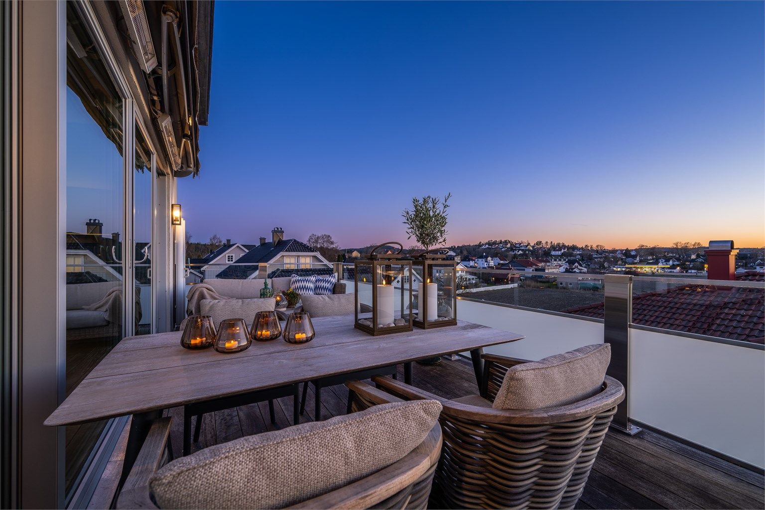 God plass til en komfortabel sittegruppe på balkongen.