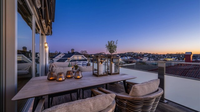 God plass til en komfortabel sittegruppe på balkongen.