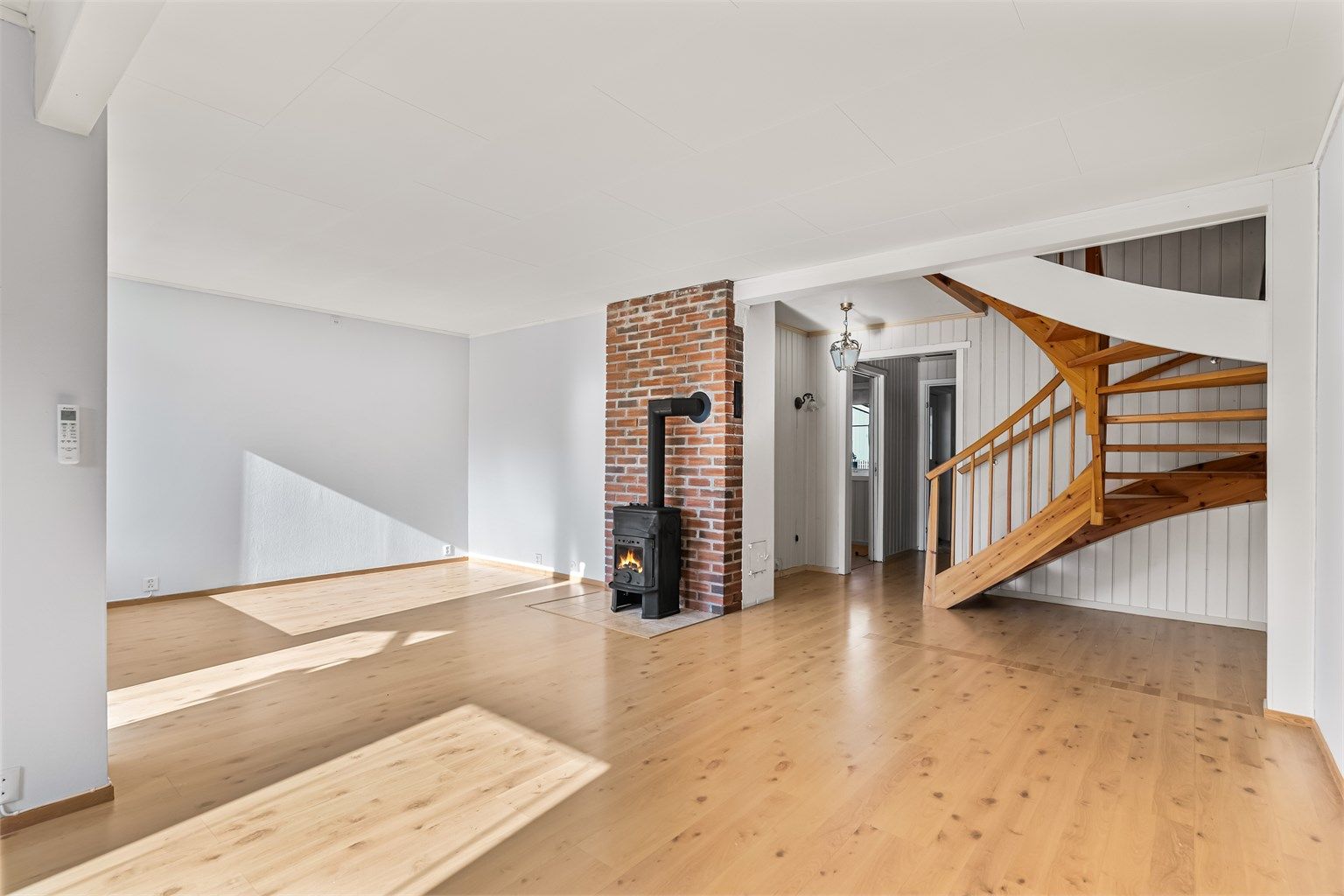 Familievennlig rekkehus over to plan m/ 3 sov, solrik terrasse, garasjeplass i felles rekke | Oppgraderingspotensiale