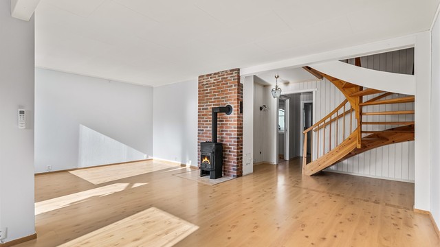 Familievennlig rekkehus over to plan m/ 3 sov, solrik terrasse, garasjeplass i felles rekke | Oppgraderingspotensiale