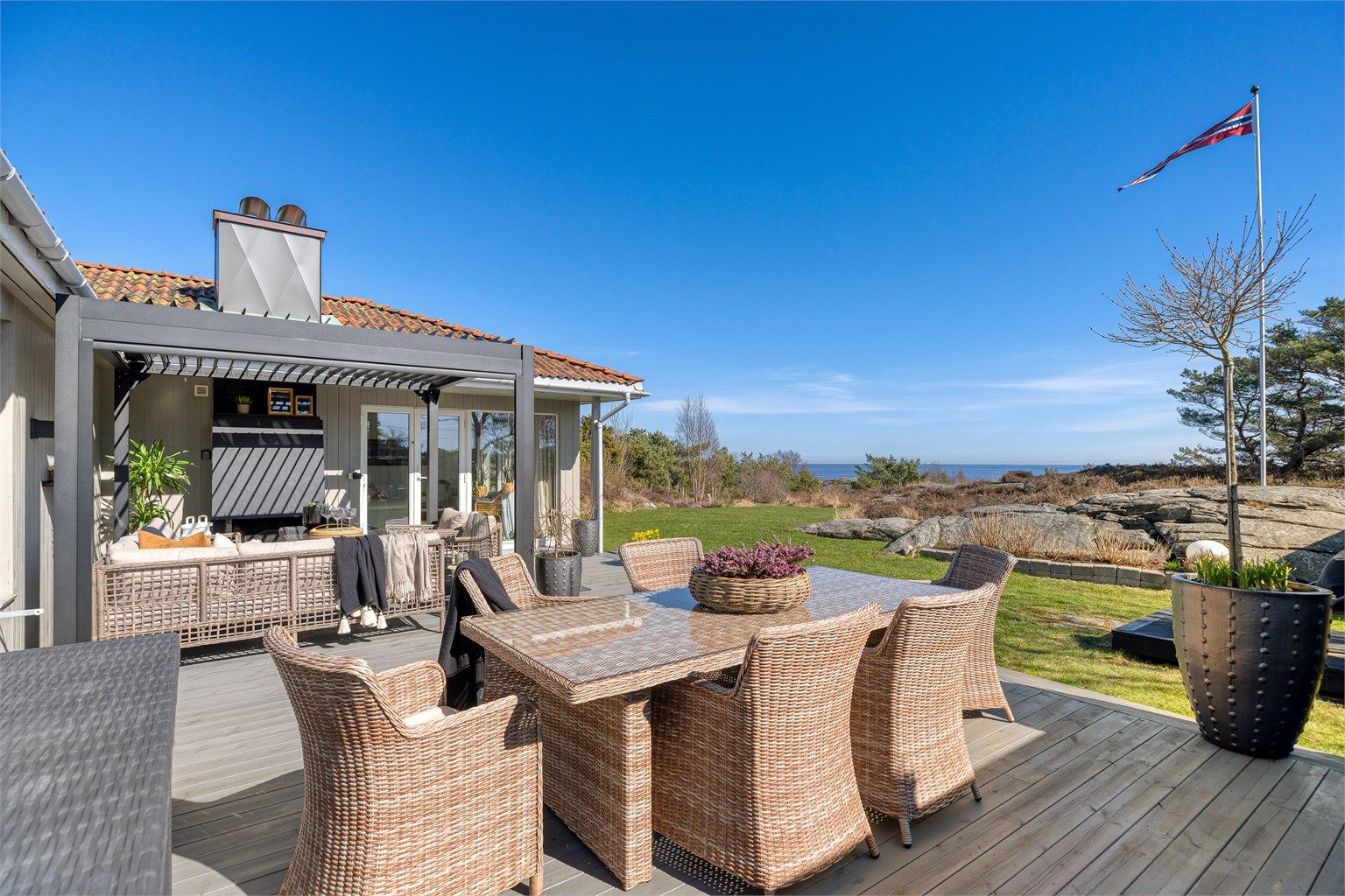 Flott utsikt fra uteplassen. Pergola med utepeis når sommerkveldene skal nytes.