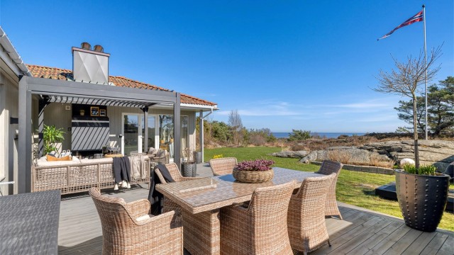 Flott utsikt fra uteplassen. Pergola med utepeis når sommerkveldene skal nytes.