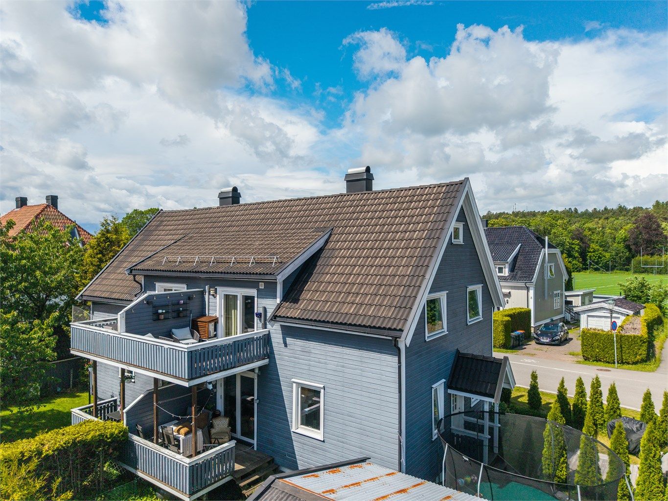 Balkongen er bygget i tre med rekkverk av stående bord.