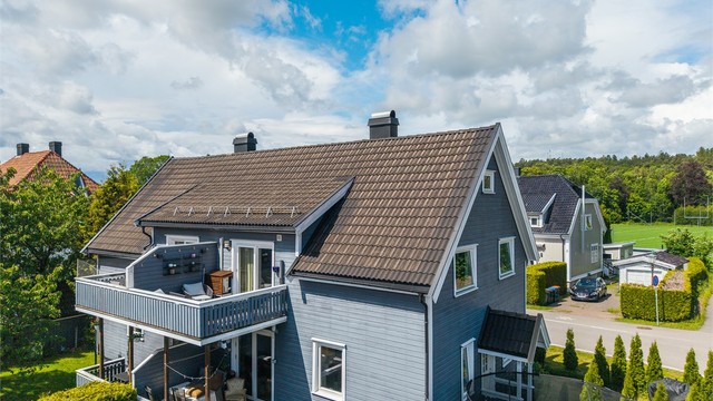 Balkongen er bygget i tre med rekkverk av stående bord.