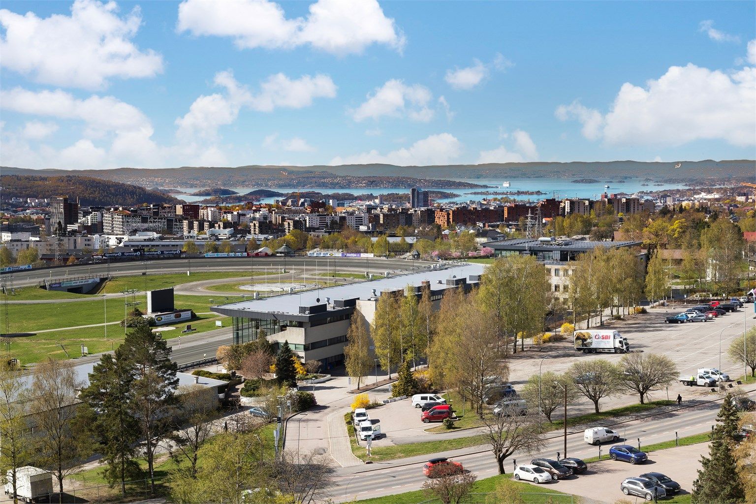 Utsikt mot Bjerke travbane og de grønne områdene rundt.