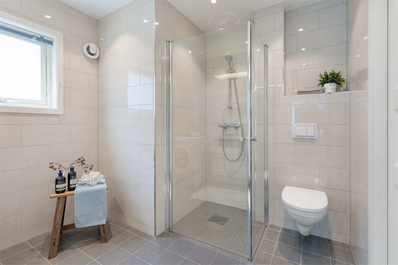 Badet er helfliset og har mekanisk avtrekksventil. Arbeidet er utført av Straume VVS.