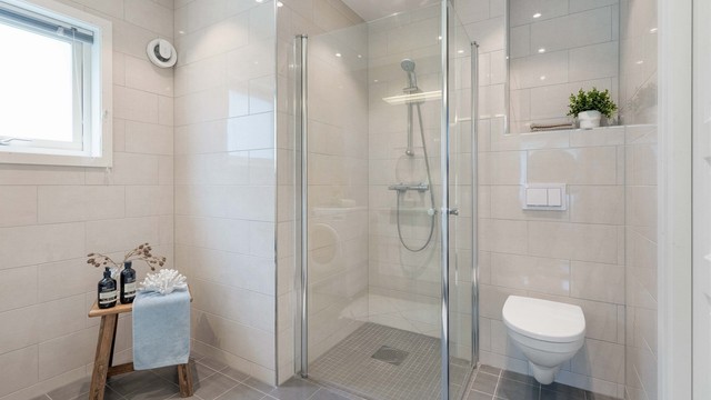 Badet er helfliset og har mekanisk avtrekksventil. Arbeidet er utført av Straume VVS.