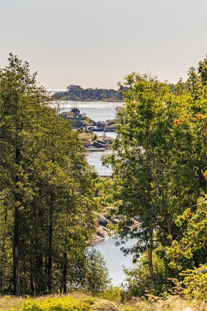 Nærheten til naturen er påtakelig, med svaberg og skog rett utenfor døren.