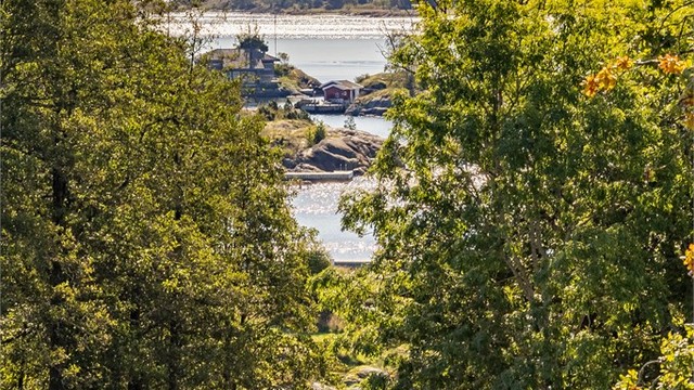 Nærheten til naturen er påtakelig, med svaberg og skog rett utenfor døren.