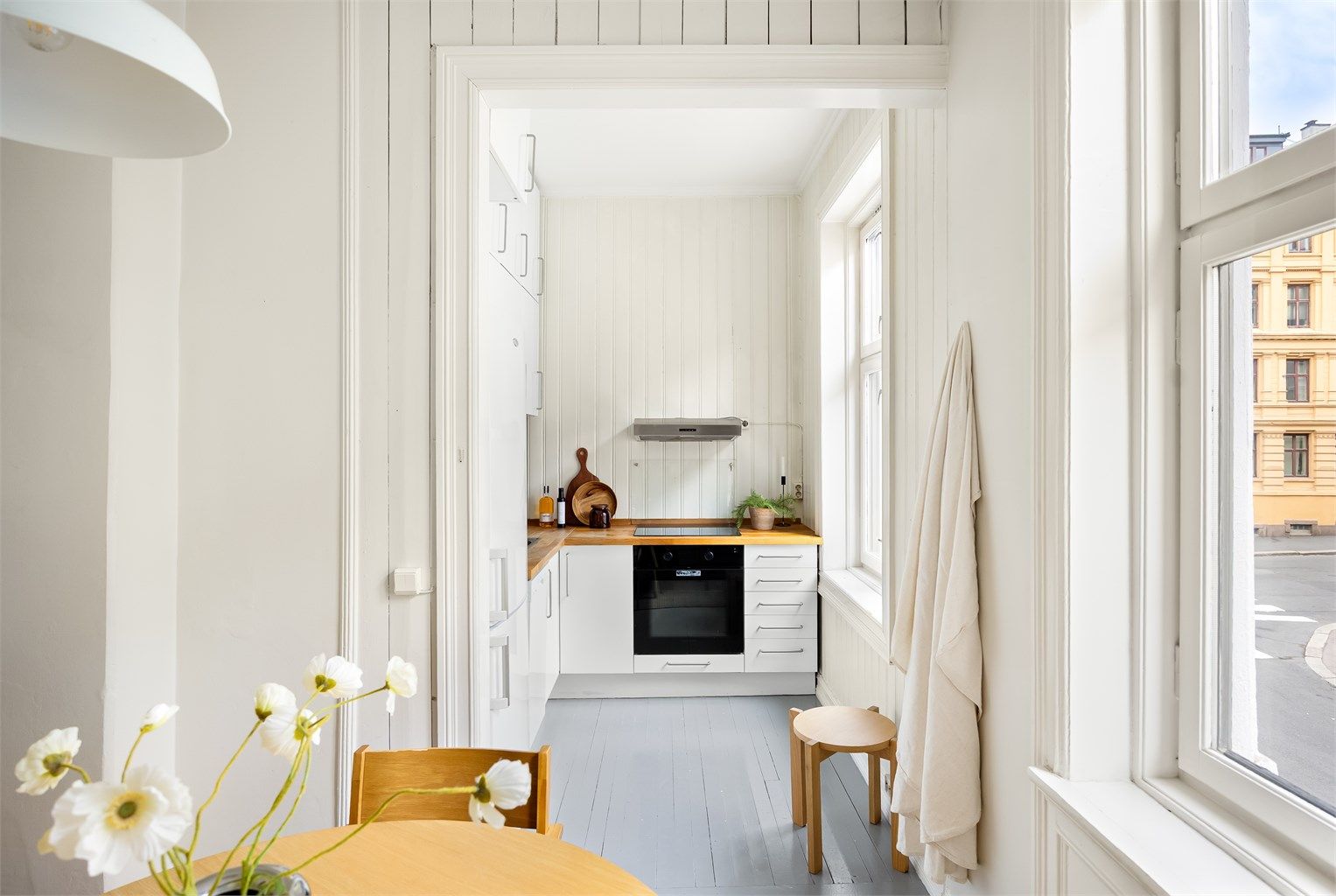 Det er rikelig med oppbevaringsplass i skuffer og skap og den gode benkeplassen gjør det enkelt å diske opp middager.