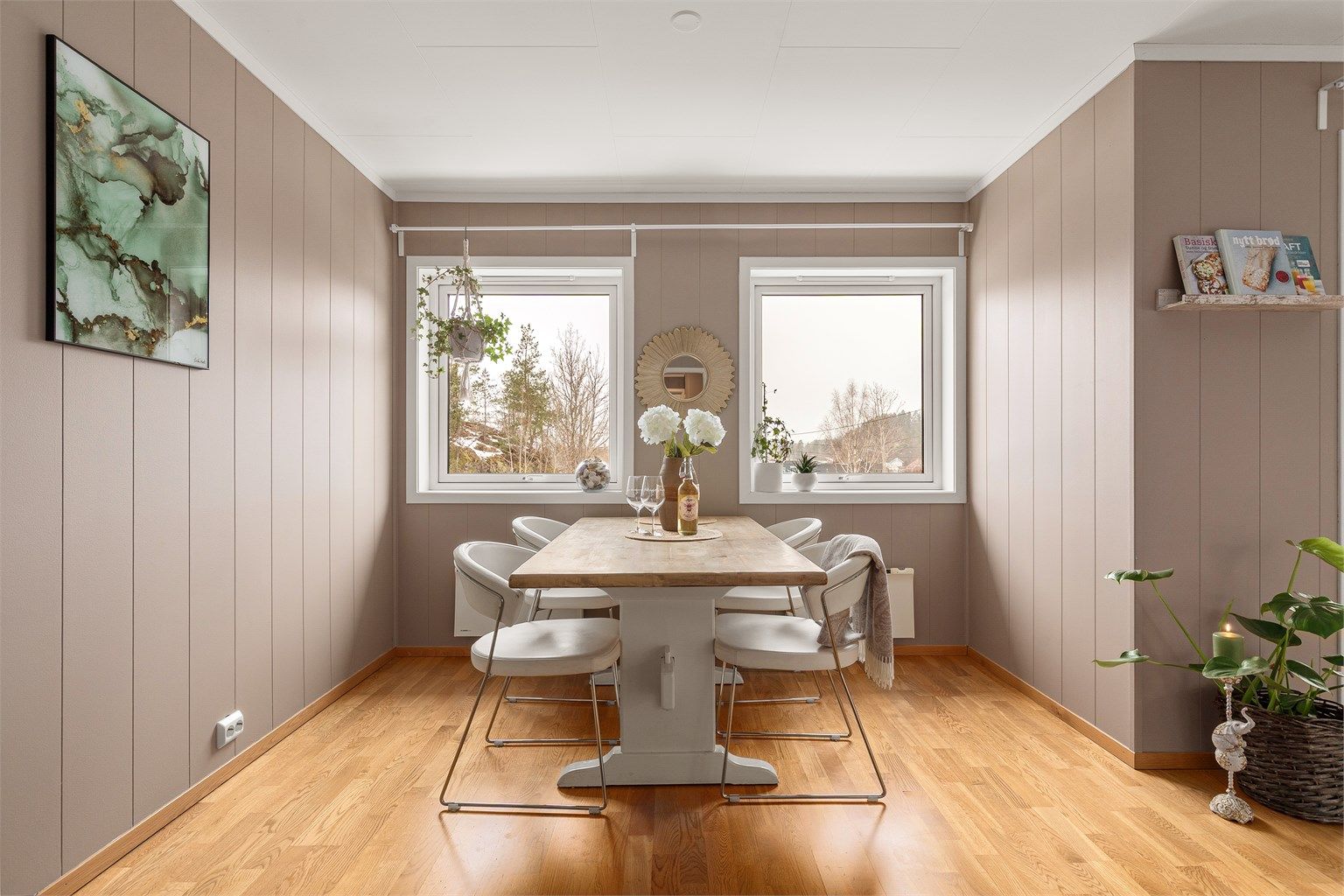 God plass til spisebord - Godt med vinduer som slipper inn rikelig med lys 