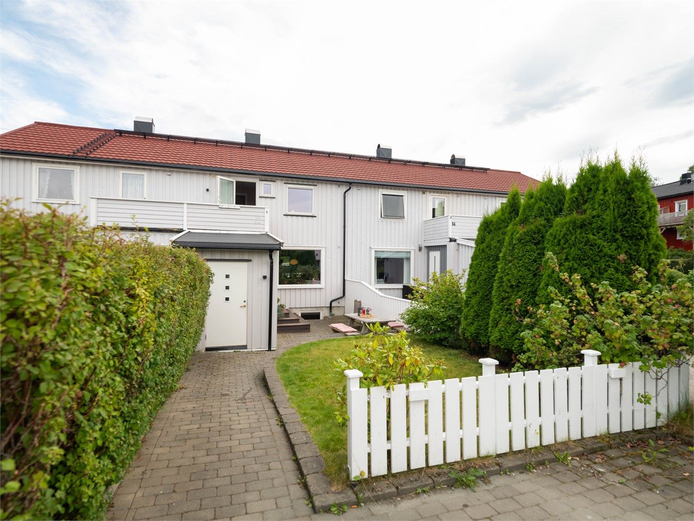 Pent opparbeidet tomt. Tak, med pipehatt og renner fra 2021. Sportsbod på 6 kvm. Plass til 2 biler i forkant