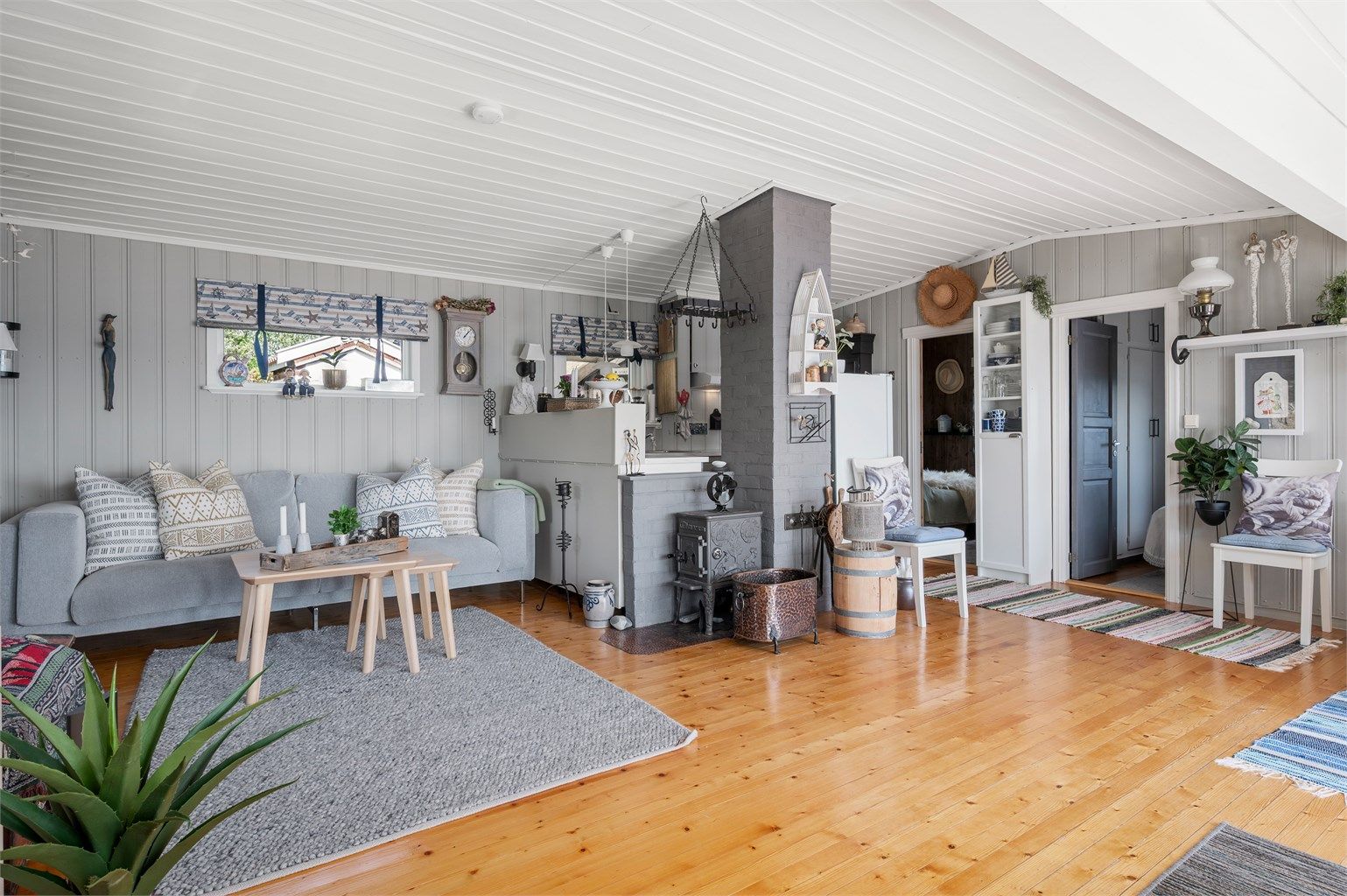 Stuen er lett å møblere med de flere sonene i rommet. 