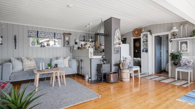 Stuen er lett å møblere med de flere sonene i rommet.