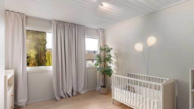 Det andre soverommet er romslig med god plass til seng, leker og oppbevaring.