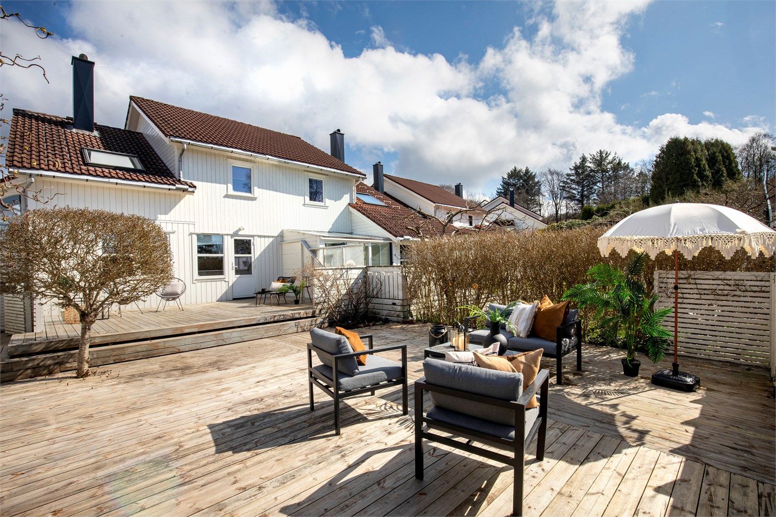 Innholdsrik bolig med lyse, luftige rom og stor terrasse –  Høy kvalitet og gode løsninger gjennom hele boligen.