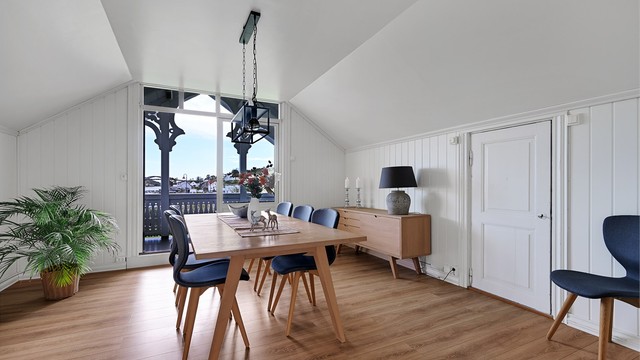 Hoveddelen i 2. etasje har egen inngang med trappeoppgang til boligens hjerte – en varm og stemningsfull etasje med flotte oppholdsrom og herlige lysforhold.