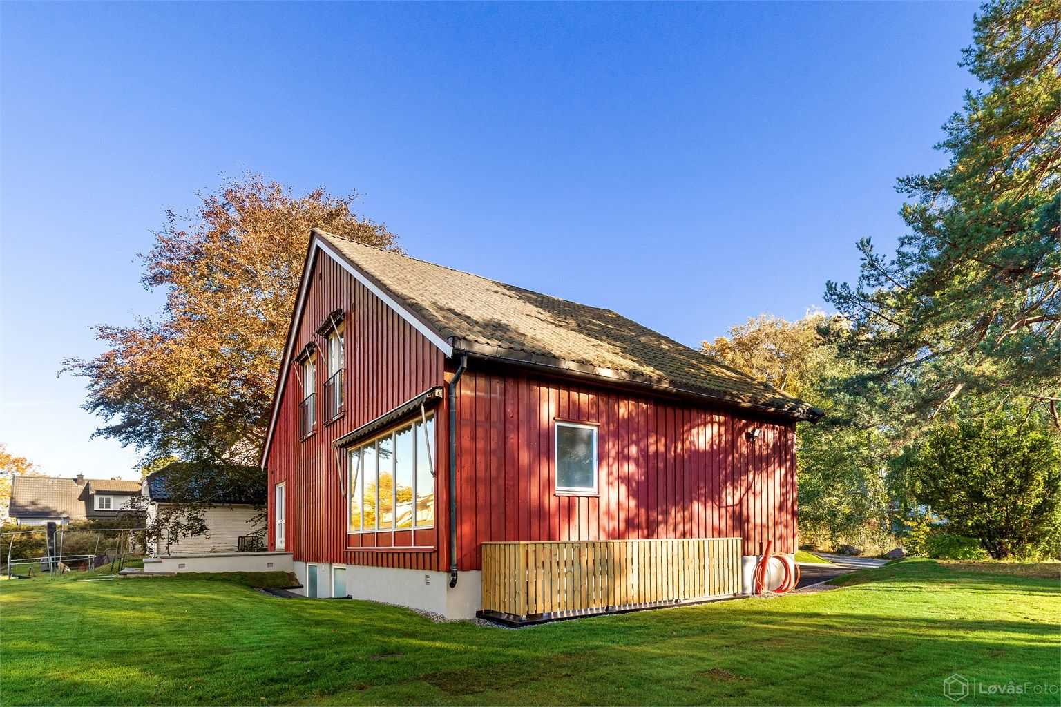 Huset passer for deg som ønsker å og sette ditt eget preg på både stil, planløsning og materialvalg. Her kan du bevare boligens særpreg og kvaliteter, samtidig som du løfter den inn i en ny tid