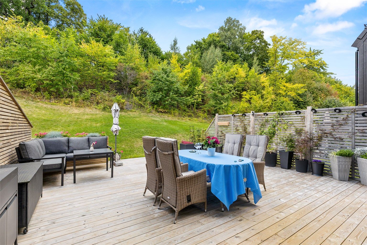 Terrassen er et hyggelig samlingspunkt med god plass til både spisebord og sofagruppe.