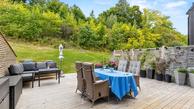 Terrassen er et hyggelig samlingspunkt med god plass til både spisebord og sofagruppe.