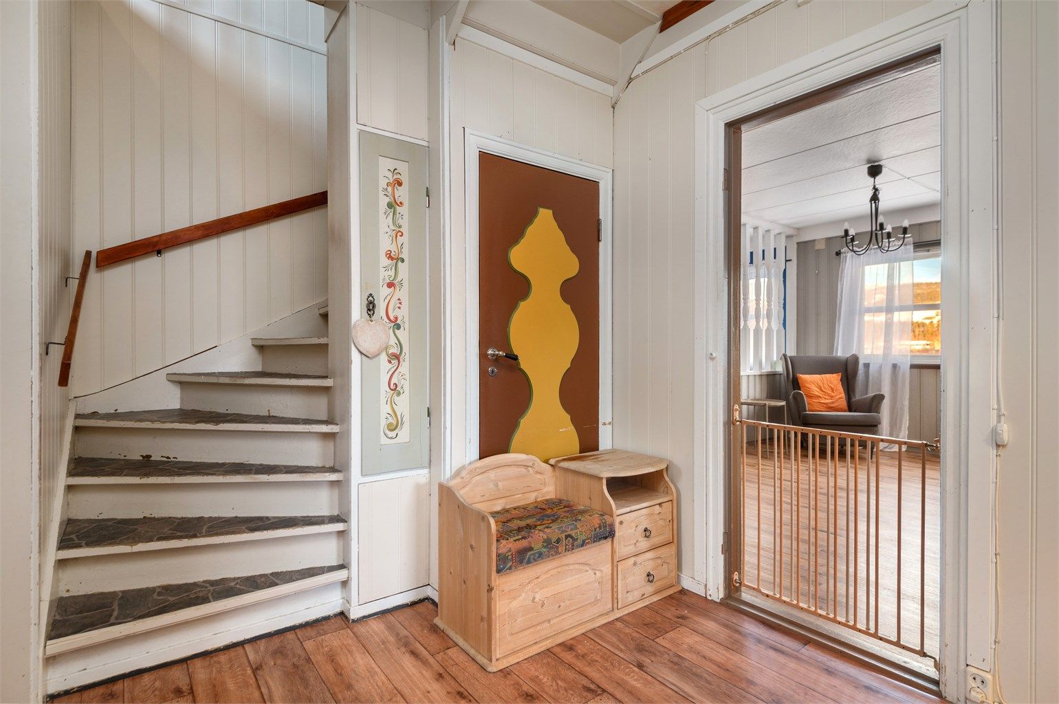 Huset ble oppført i 1938, og tilbygd i 2008. Legg merke til det rosemalte veggskapet ved trappa – et trivelig tidsvitne fra opprinnelsen. 