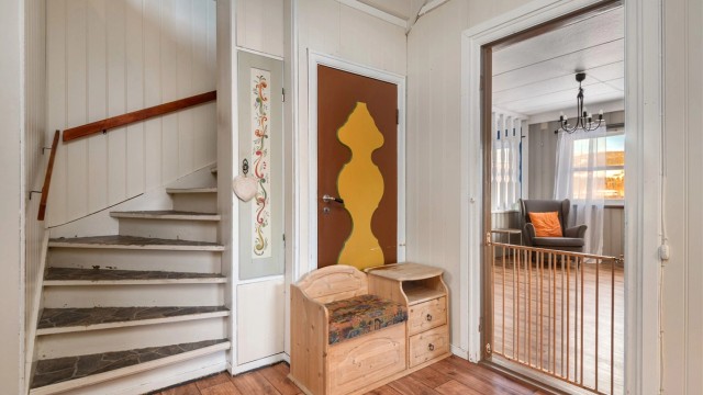 Huset ble oppført i 1938, og tilbygd i 2008. Legg merke til det rosemalte veggskapet ved trappa – et trivelig tidsvitne fra opprinnelsen.