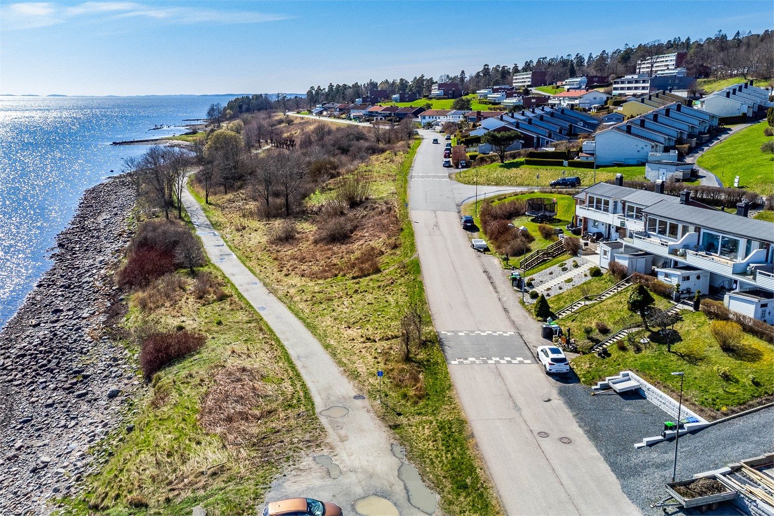 Kyststien passerer like ved og leder videre rundt til Alby og et unikt stykke landskapsvernområde.