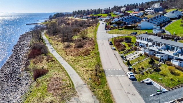 Kyststien passerer like ved og leder videre rundt til Alby og et unikt stykke landskapsvernområde.