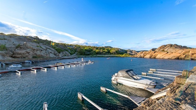 Hytta disponerer i dag plass nr. nr. 3 med 3 meters bredde og ekstra lange utriggere tilpasset båter opptil 7 meter.