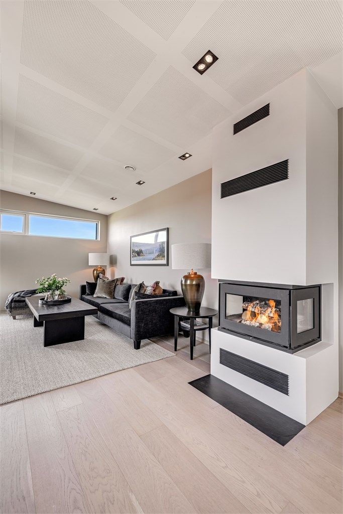 Peisen er sentralt plassert og kan nytes fra store deler av oppholdsrommet.