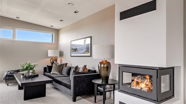 Peisen er sentralt plassert og kan nytes fra store deler av oppholdsrommet.