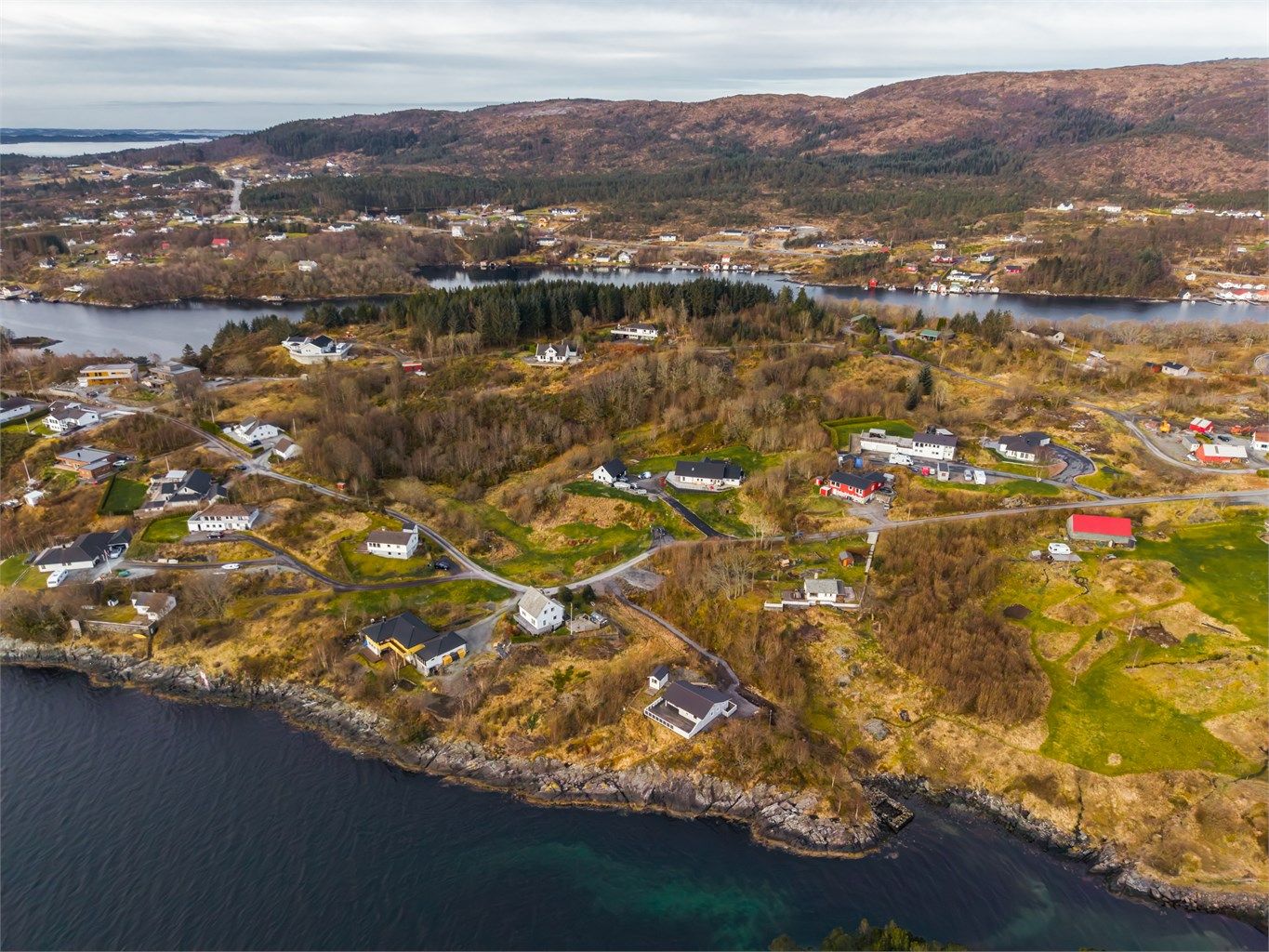 Beliggenheten er både landlig og sentral, med kort vei til barnehage og omtrent en 10 minutters kjøretur til Sund senter.
