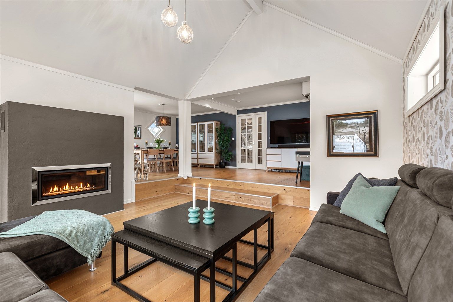 Herlig stue med høyt under taket og flott gasspeis 