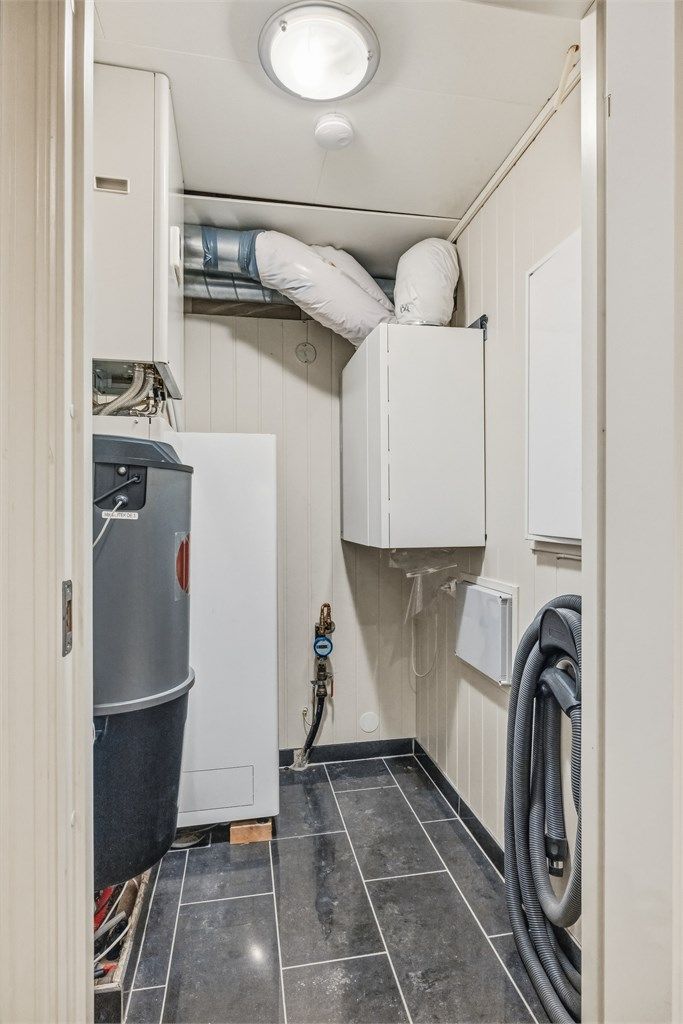 Teknisk rom med varmtvannsbereder, fordelerskap for vannbåren varme og aggregat for balansert ventilasjon.